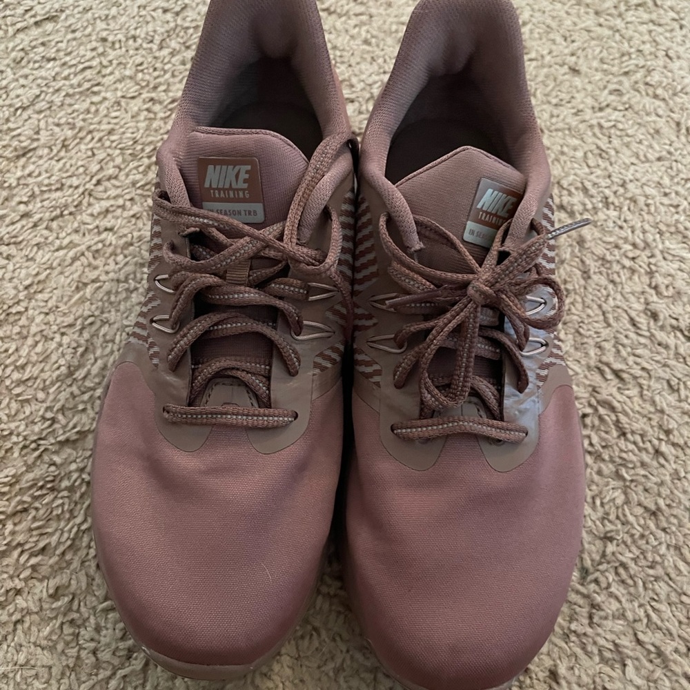Nike tennis shoes / sneakers